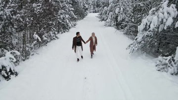 男子16年后偶遇初恋，闪电般订婚引发网友热议