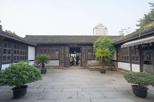 微博回应‘投诉鲁迅夹烟当事人’账号被封内幕