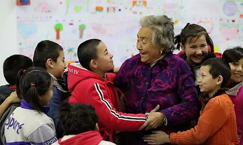 众人围绕奶奶庆祝的温馨画面