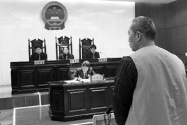 男子在法庭上受审