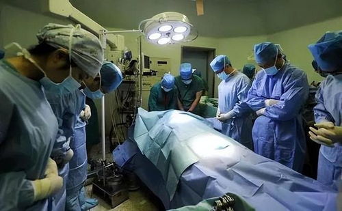 患者在接受采血时露出惊讶表情