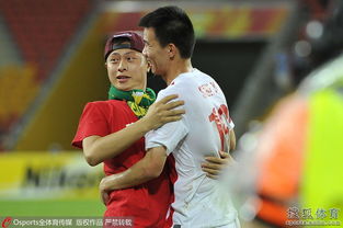 球迷们庆祝胜利