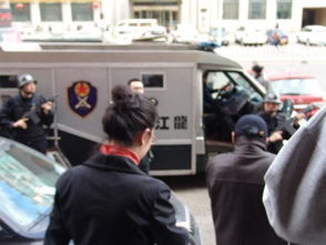 随行人员小心护送黑箱