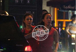 随行人员紧随其后