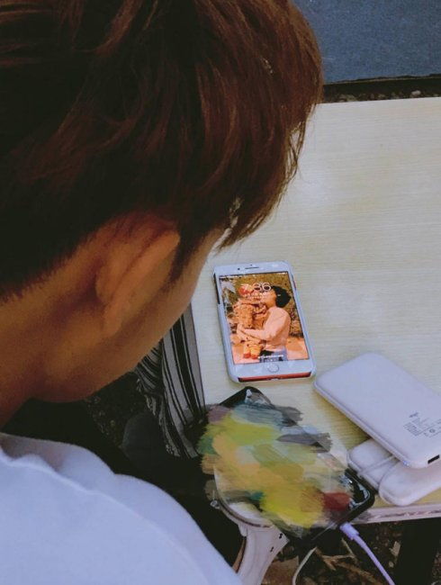 黄子韬专注工作的照片