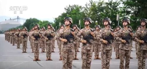 男女混编的联勤保障部队参阅方队：独特而亮丽的风景线