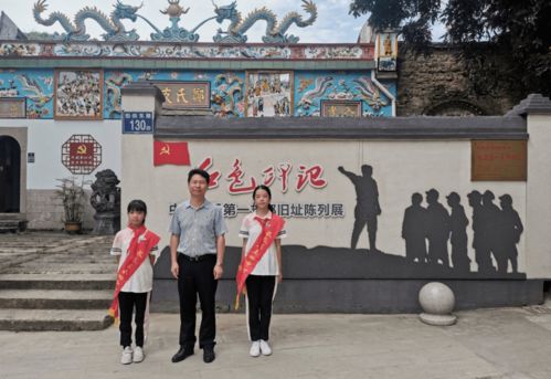 小男孩自信展示自己的书法成果