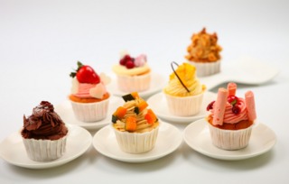 学生拿礼物开心