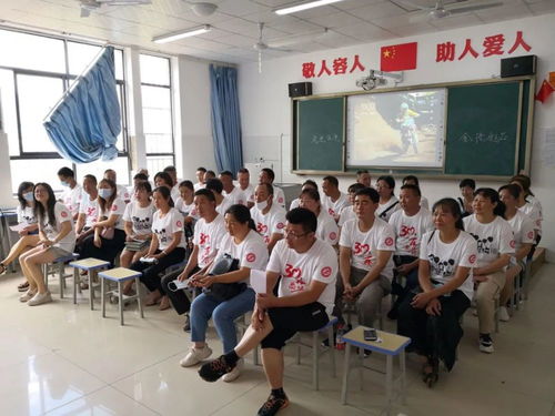 一群人在认真听关于抗战的演讲