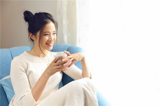 一位优雅成熟的女性坐在沙发上看书的插图