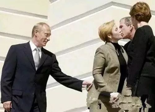 普京下飞机，随行人员紧随其后的独特瞬间