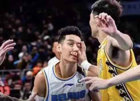 林书豪退役：从火箭时期不满到如今告别，他的篮球之路令人深思