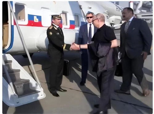 普京随行人员拎神秘黑箱紧跟，背后藏着啥秘密？