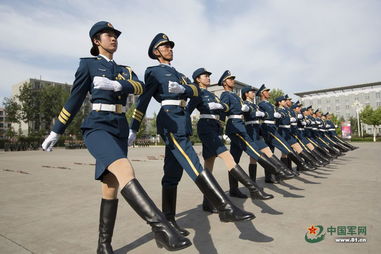 仪仗队员刻苦训练的画面