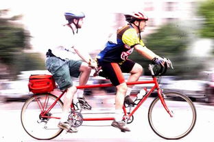 游客骑车游览越南街头