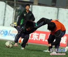 盐城队球员庞智超受伤，赛场突发令人心痛的一幕