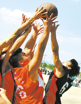 比赛中两人激烈对抗的画面