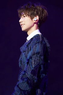 王源演唱时粉丝热情应援