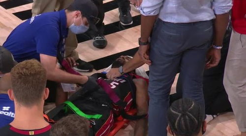 庞智超被抬上担架