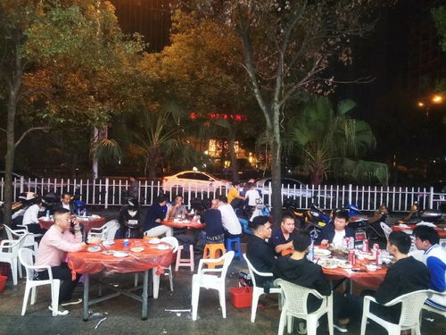 大排档内部热闹画面