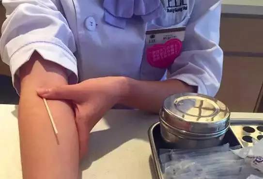 护士正在飞快地进行采血操作