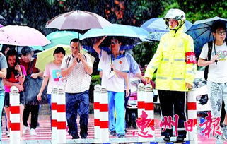 交警雨中指挥交通