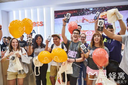 泡泡玛特迷你版LABUBU火爆全网，150万人围观上新