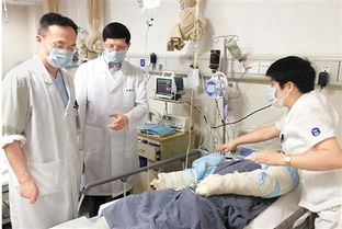 医生救治场景图