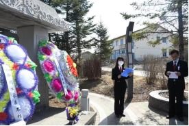 一群人向纪念碑敬礼