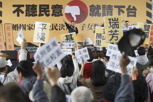 绿营网友造谣黄国昌勒警察脖子？真相大揭秘！