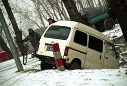 无人驾驶快递车遇险：被卡沟中狂喊求救