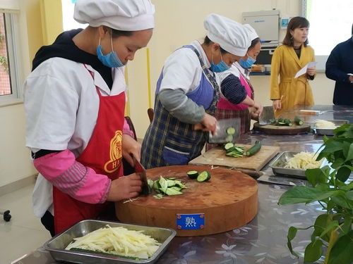 厨房工作人员做饭