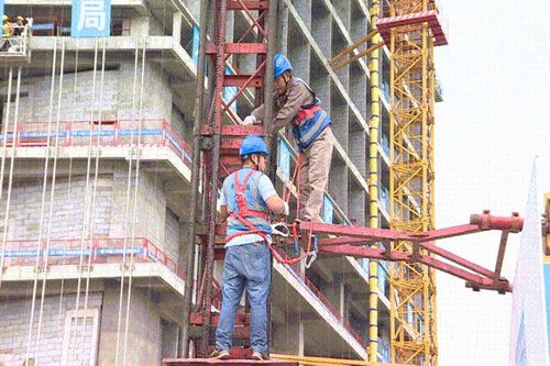 工人正在施工建设扶梯