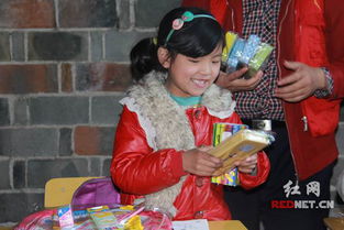 学生拿着新文具露出开心笑容