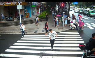 穿着制服的外卖骑手在街头穿梭