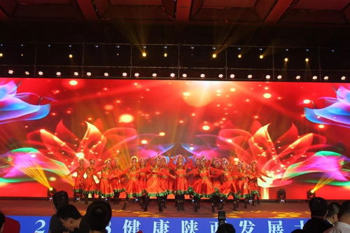 众人团结一心的场景