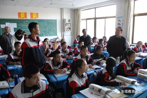 学生在教室里交流