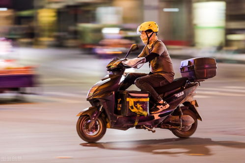 外卖骑手忙碌送货