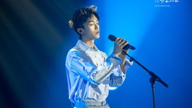 黄子弘凡舞台表演照