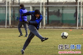 前锋在禁区内冷静射门