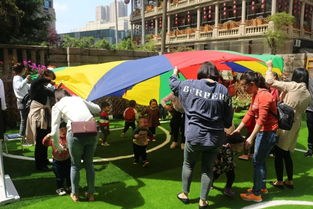 老师引导小朋友玩耍