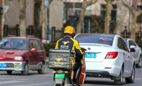 外卖员送餐途中的样子