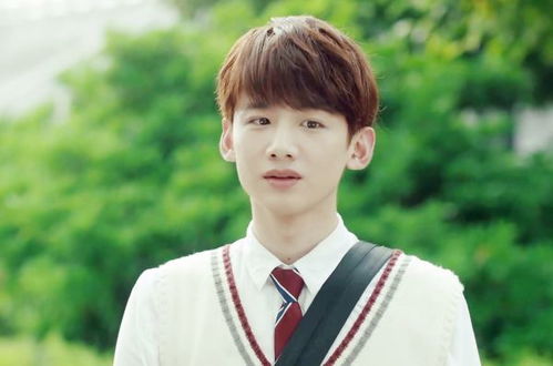 白敬亭戴着NewEra帽子,帅气逼人