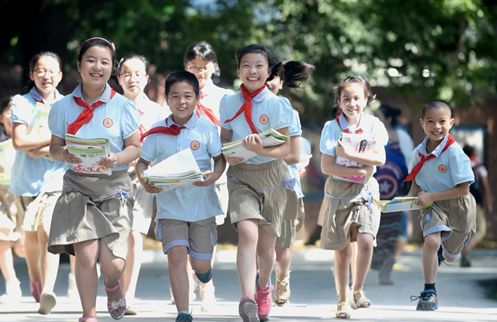 学生放学离开校园