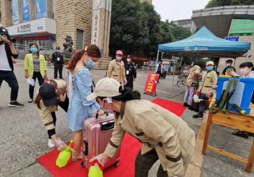 家长送孩子入学场景