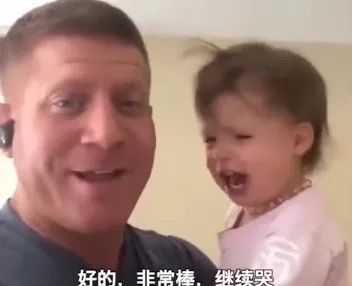 孩子哭泣寻找妈妈的画面