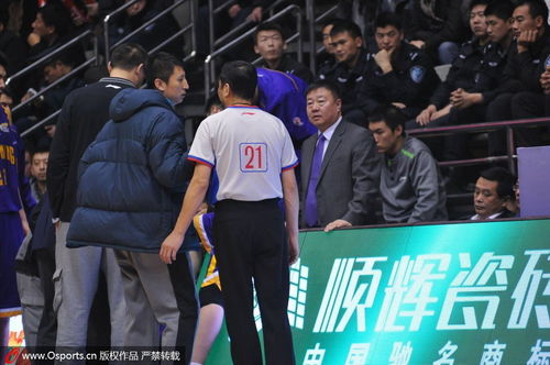 教练在场边紧张地指挥着比赛