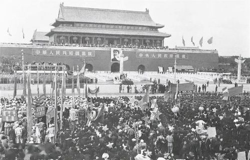 广场上欢庆的人群