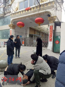 跪地救人女子被误认是孕妇？真相令人惊讶