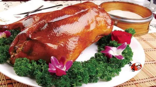 一只金黄酥脆的北京烤鸭